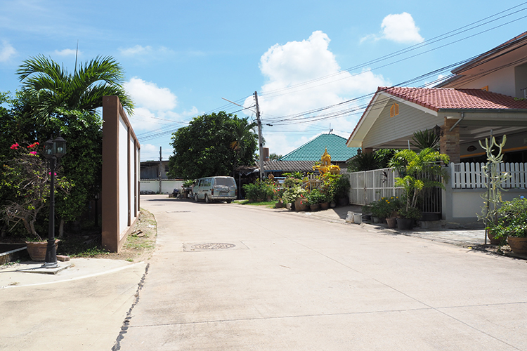 บางเสร่ บีช คอนโดมิเนียม [Bangsaray beach condo]