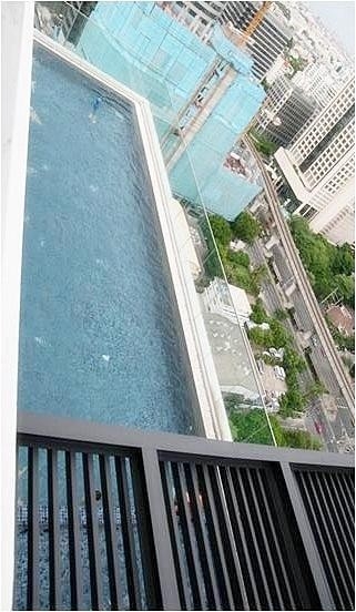 ไลฟ์ แอท สาทร 10 [Life @ Sathorn 10]