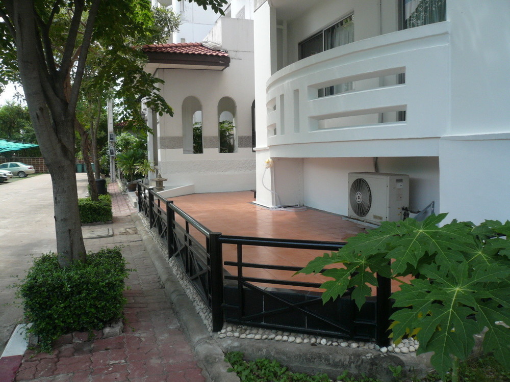 Suan Thanon Thon Buri Rom House