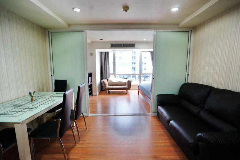 เดอะ เทรนดี้ คอนโดมิเนียม [The Trendy Condominium]