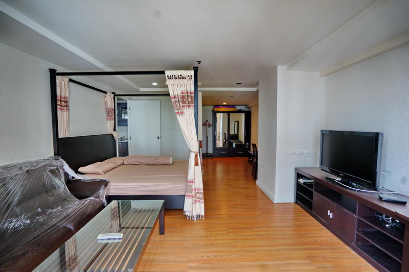 เดอะ เทรนดี้ คอนโดมิเนียม [The Trendy Condominium]