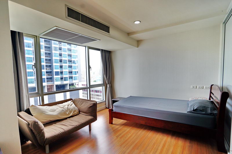 เดอะ เทรนดี้ คอนโดมิเนียม [The Trendy Condominium]
