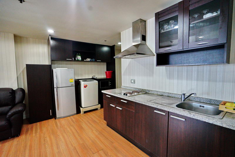 เดอะ เทรนดี้ คอนโดมิเนียม [The Trendy Condominium]