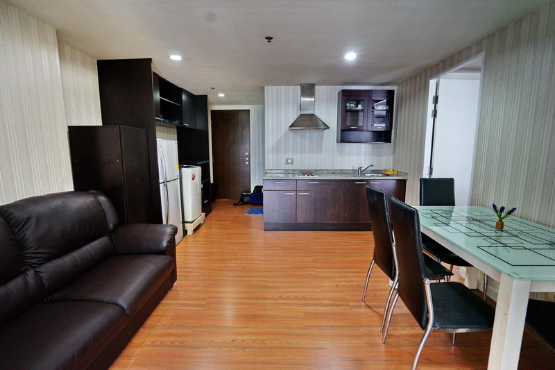 เดอะ เทรนดี้ คอนโดมิเนียม [The Trendy Condominium]