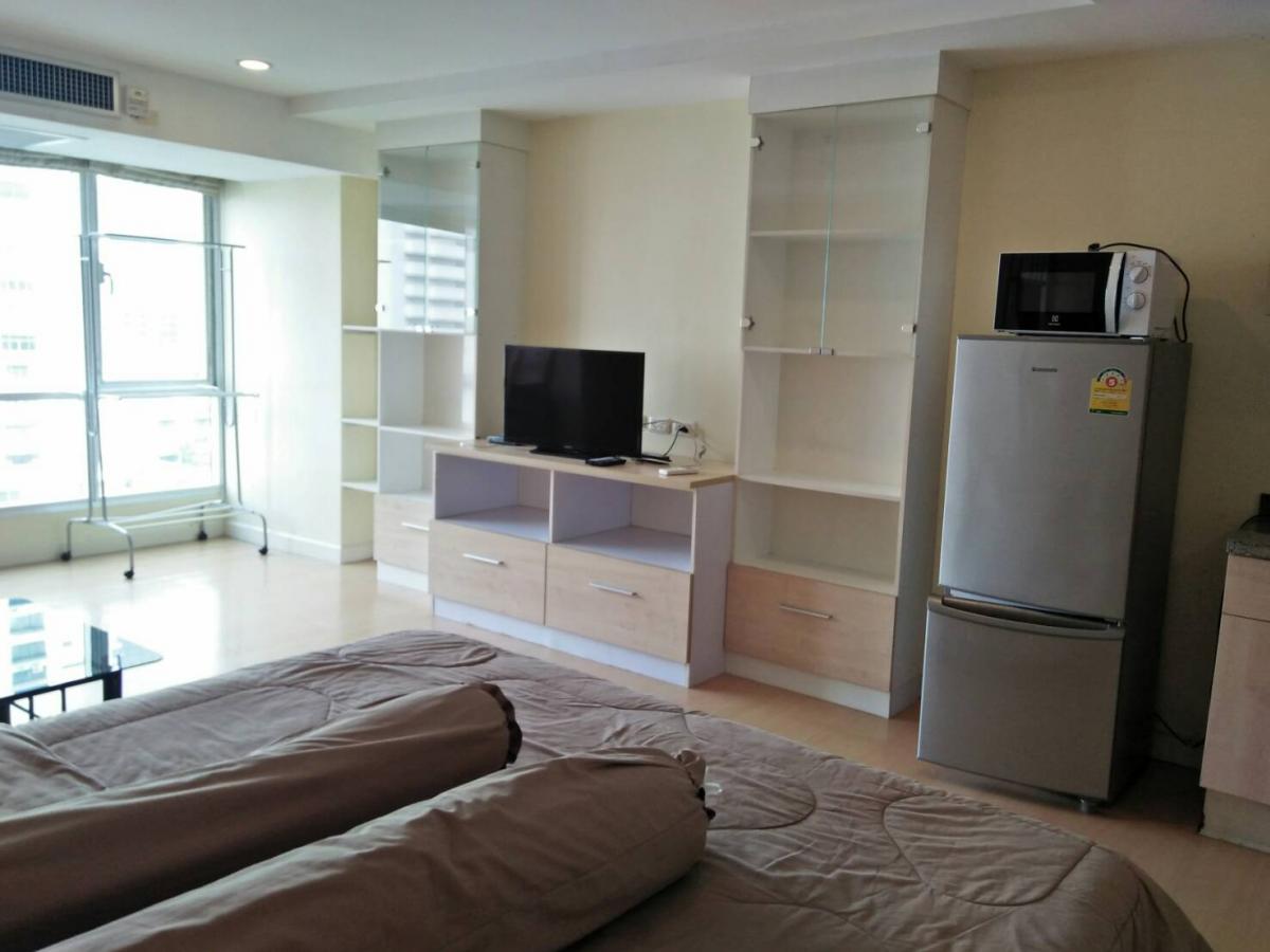 เดอะ เทรนดี้ คอนโดมิเนียม [The Trendy Condominium]