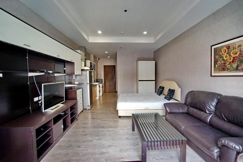 เดอะ เทรนดี้ คอนโดมิเนียม [The Trendy Condominium]