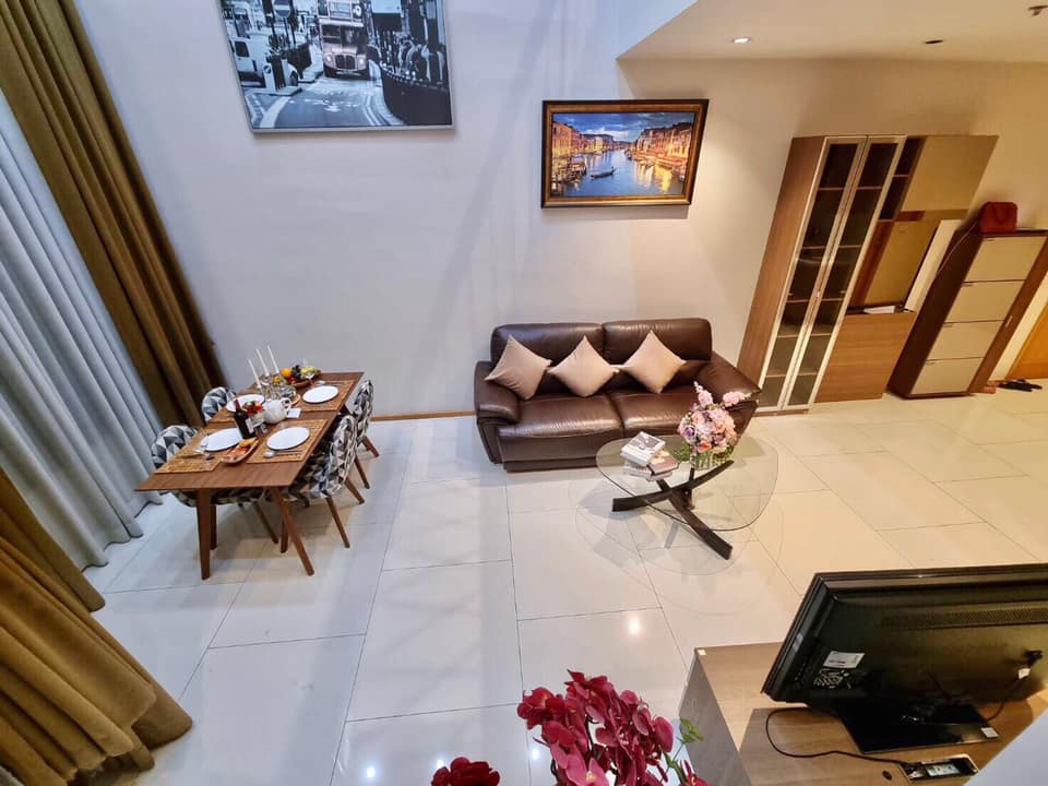 ดิ เอ็มโพริโอ เพลส [The Emporio Place]