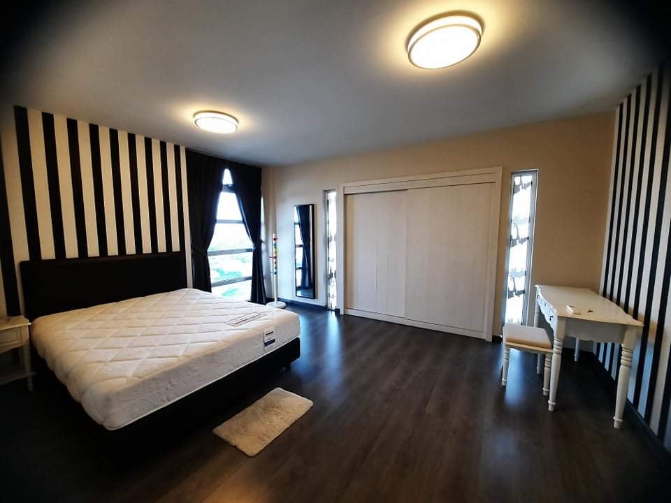 เดอะ เลค คอนโดมิเนียม [The Lake Condominium]