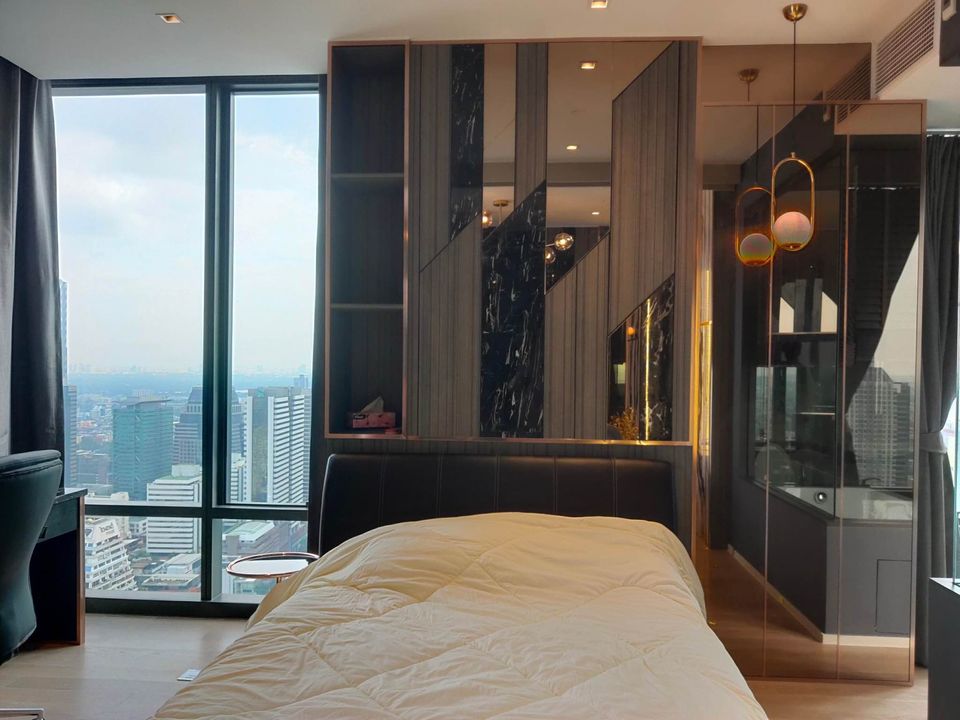 Ashton Silom