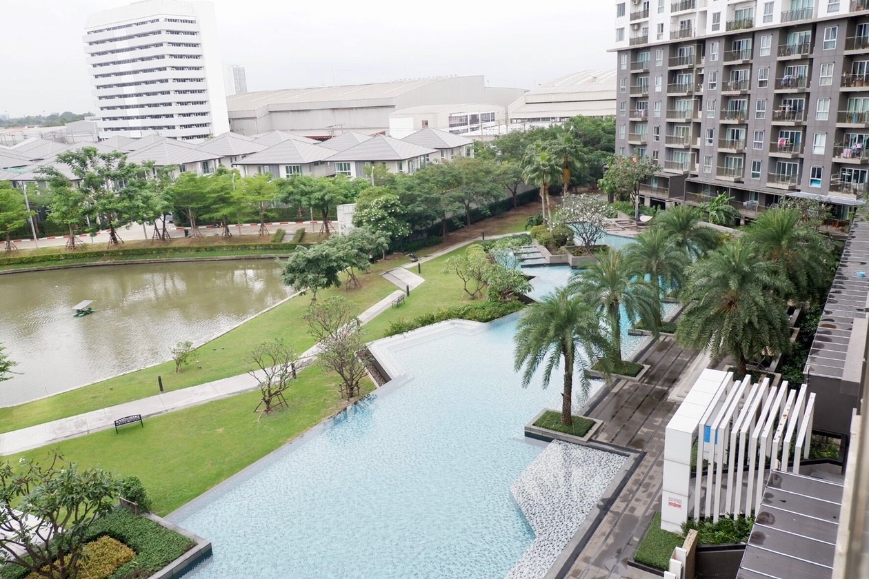 เดอะ พาร์คแลนด์ ศรีนครินทร์ เลคไซด์ [The Parkland Srinakarin Lakeside]