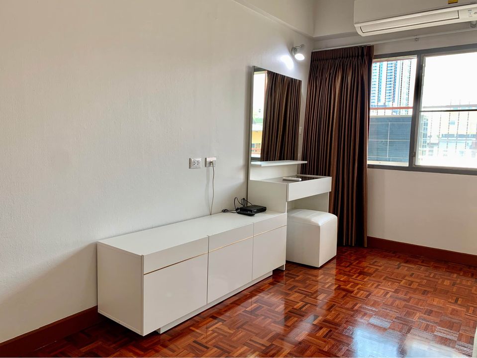 ดับบลิว.พี. เซ็นทรัล คอนโดมิเนียม [W.P. Central Condominium]