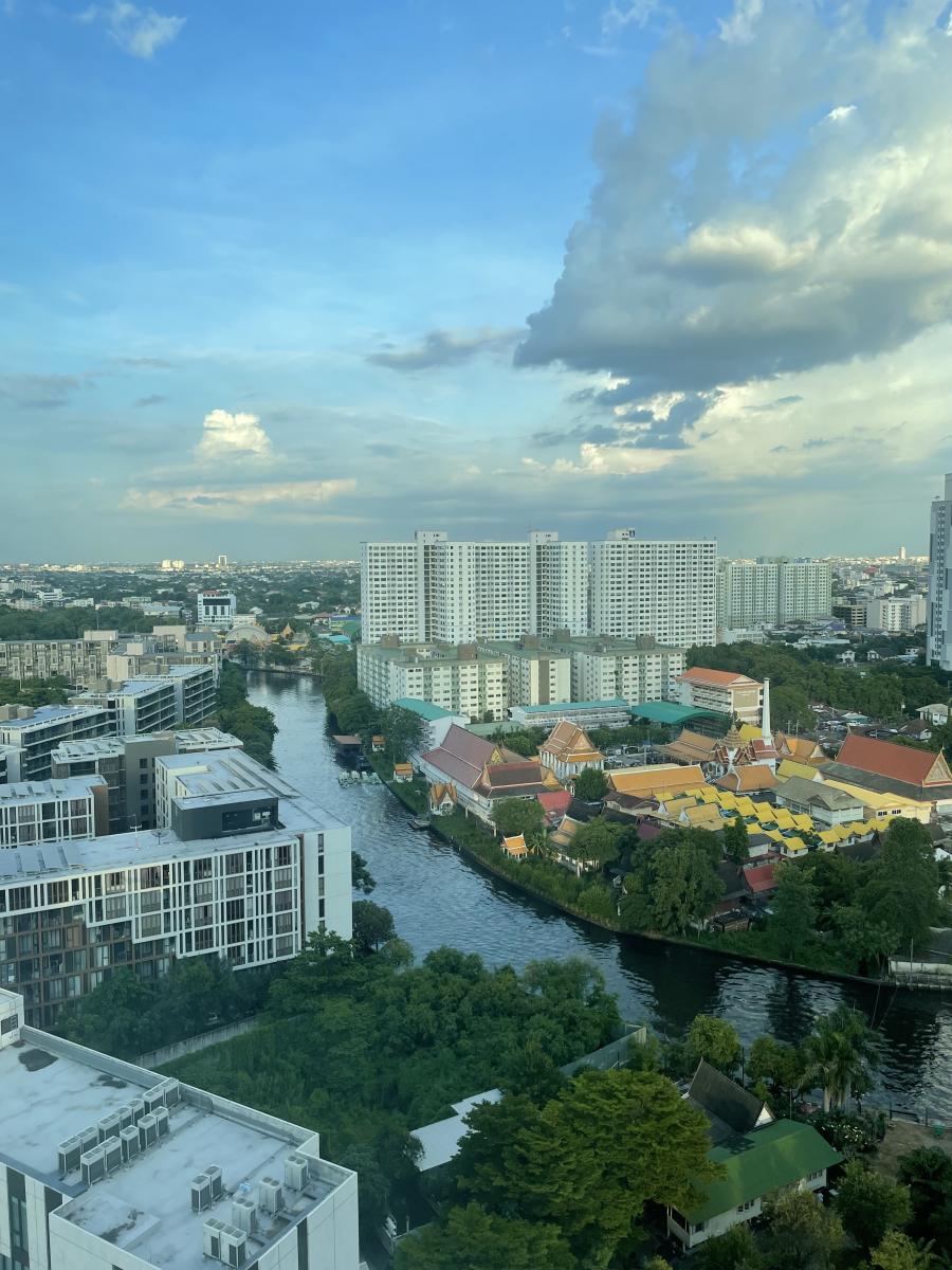 เดอะ เบส พาร์ค อีสต์ สุขุมวิท 77 [The Base East Sukhumvit 77]