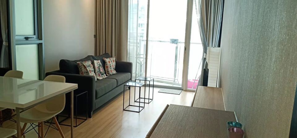 สกาย วอล์ค คอนโดมิเนียม [Sky Walk Condominium]