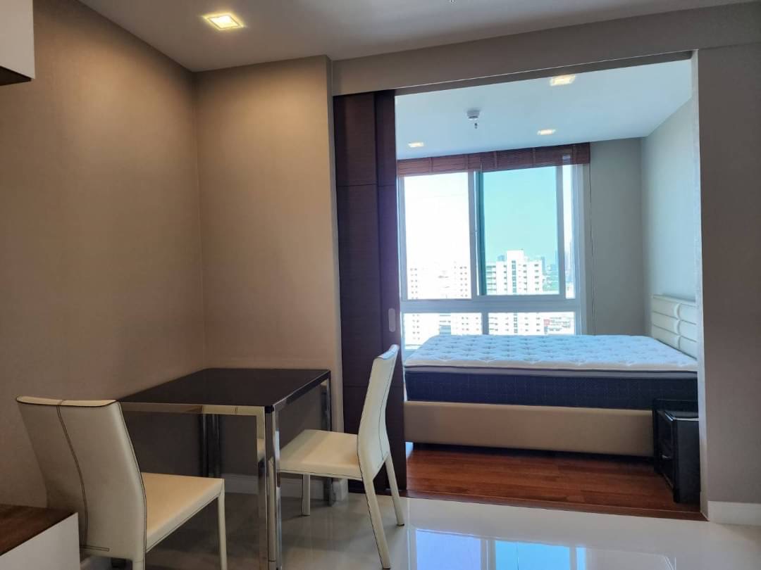 เดอะ เมโทรโพลิส สำโรง อินเตอร์เชนจ์ [The Metropolis Samrong Interchange]