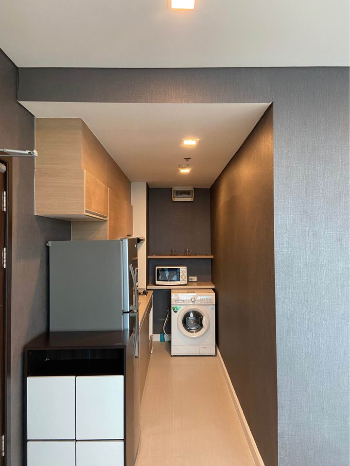 สกาย วอล์ค คอนโดมิเนียม [Sky Walk Condominium]