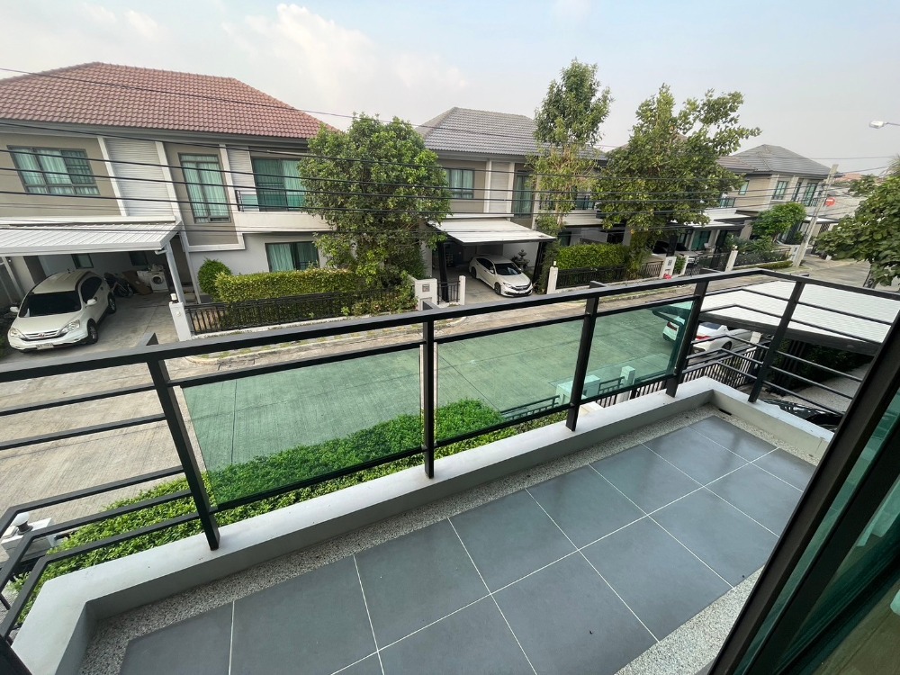 ไลฟ์ บางกอก บูเลอวาร์ด วงแหวน – พระราม 9 [Life Bangkok Boulevard Wongwaen – Rama 9]