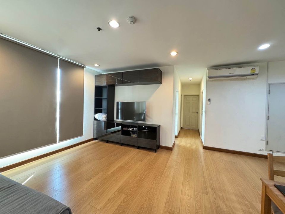 ไลฟ์ แอท รัชดา (ลาดพร้าว 36) [Life @ Ratchada (Lat Phrao 36)]
