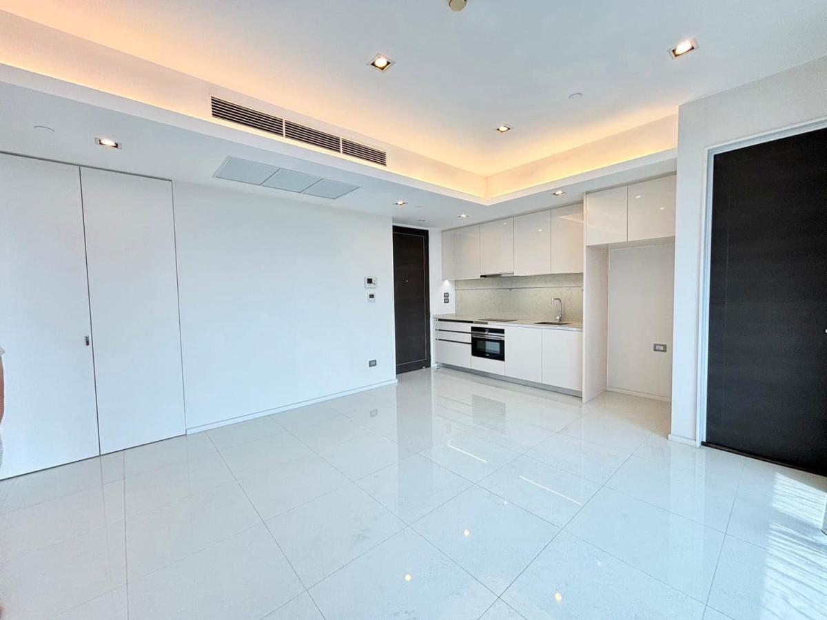 เดอะ แบงค็อค สาทร [The Bangkok Sathorn]