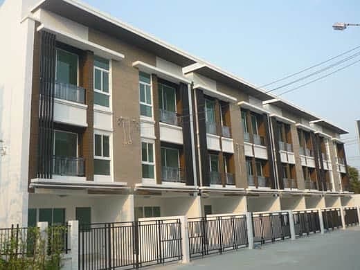 บ้านกลางเมือง โชคชัย 4 [BAAN KLANG MUANG CHOKCHAI 4]